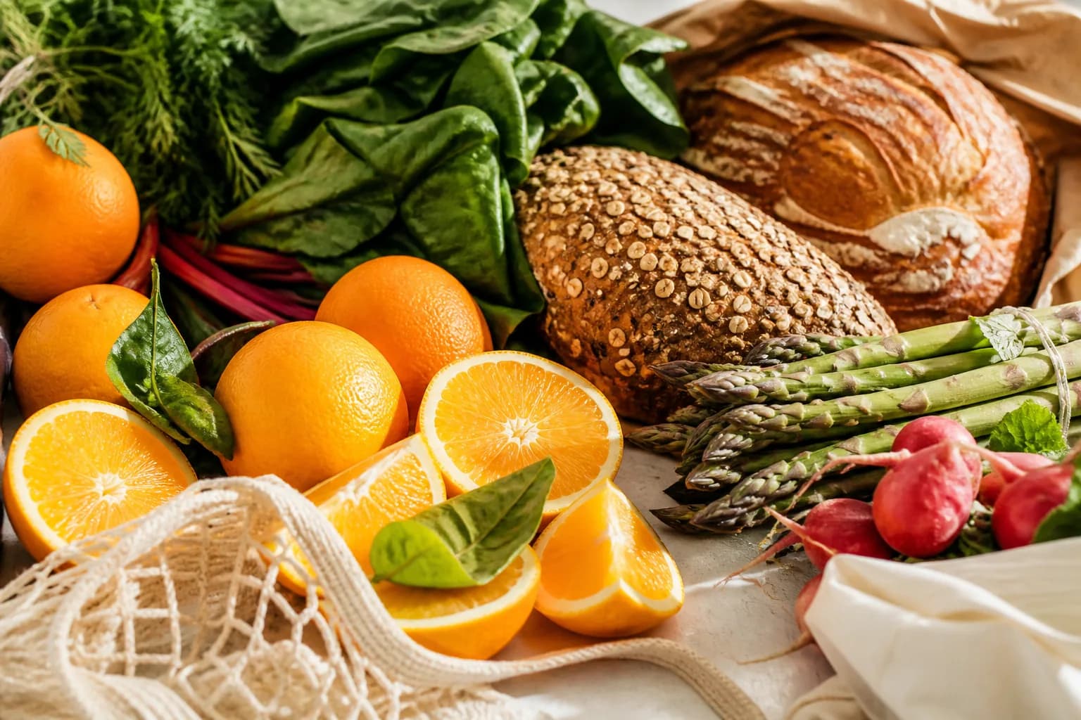 Frutas, pão e verduras em close, compras do dia a dia